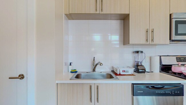 Building Photo - 573 Bedford St