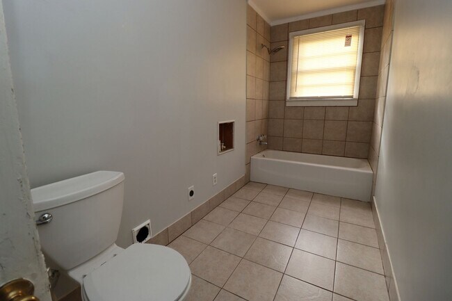 Building Photo - 3 Bedroom 2 Bathroom House for Rent