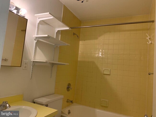 Building Photo - 1203 Locust St