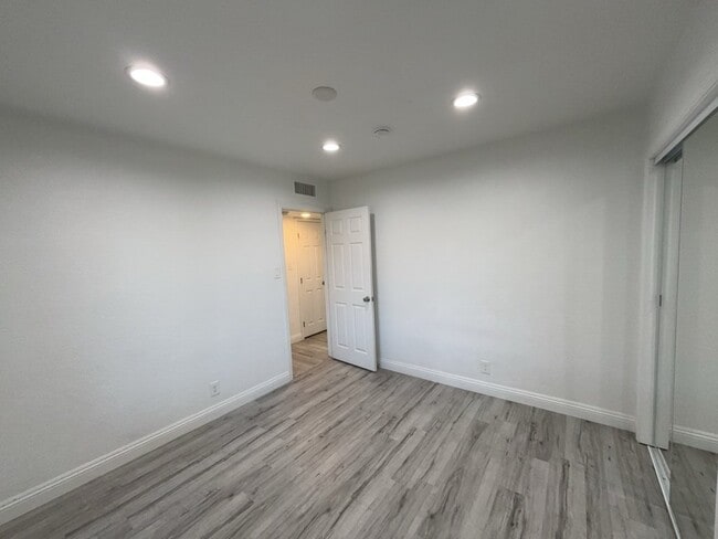 Building Photo - Cozy 2-Bed Oasis in the Heart of Downtown Las Vegas – Perfect for Urban Living!