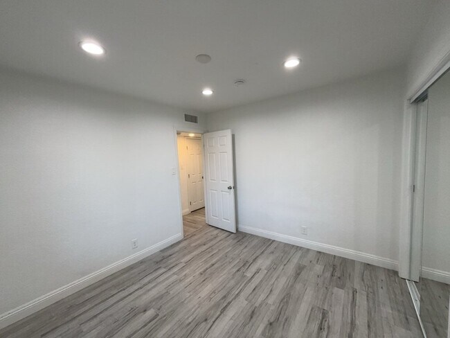 Building Photo - HOT SUMMER SPECIAL! FIRST MONTH, FREE RENT *excludes recurring fees* Cozy 2-Bed Oasis in the Hear...