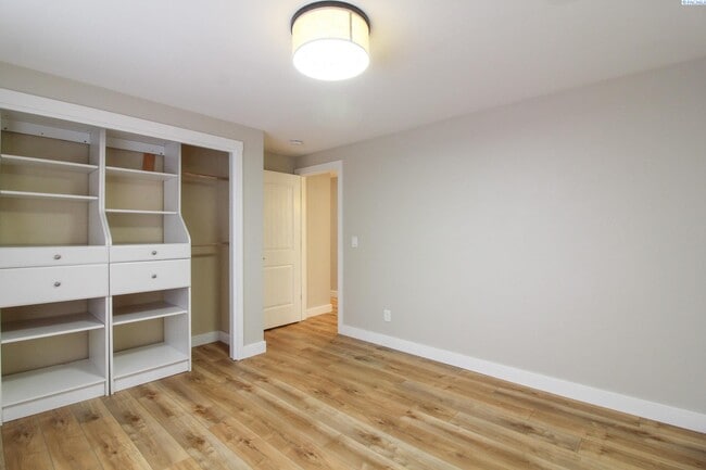 Building Photo - 5 Bed/3 Bath + an Office/Bonus Room House