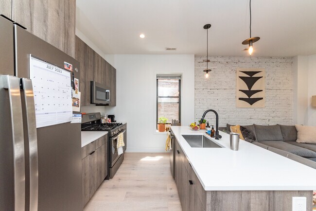 Building Photo - 1336 W Bryn Mawr Ave