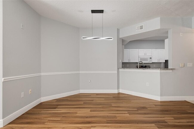 Building Photo - 5542 Metrowest Blvd