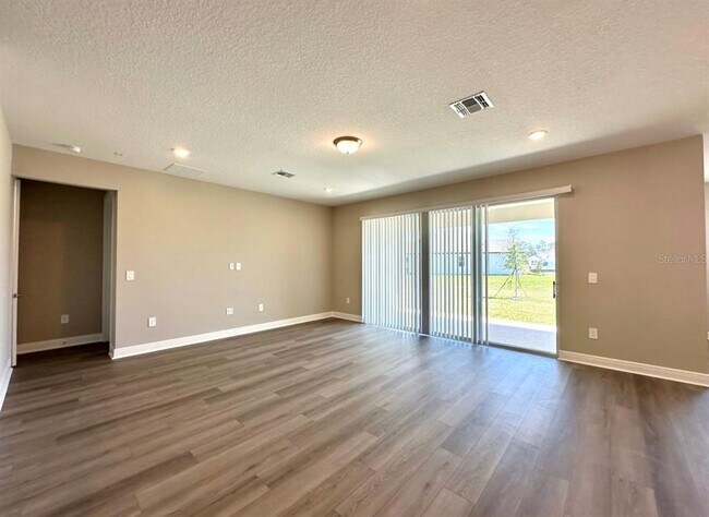 Building Photo - 2122 Divot Dr