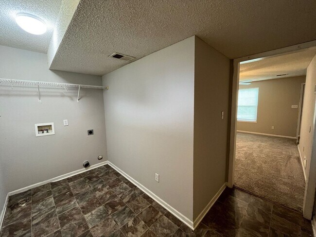 Building Photo - 2-Bedroom, 1.5 Bathroom Duplex with 1 Car ...