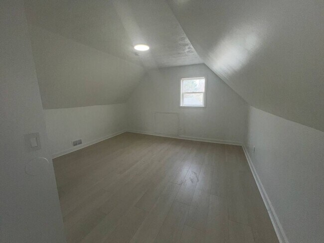 Building Photo - 121 Monroe St