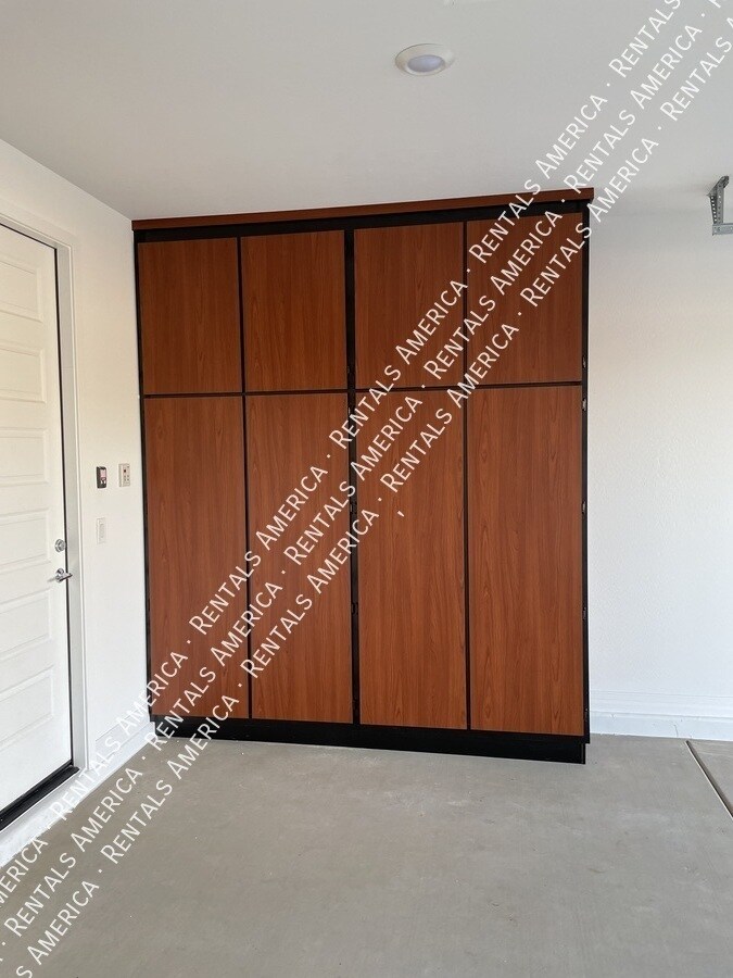 Building Photo - 5938 N 90th Dr