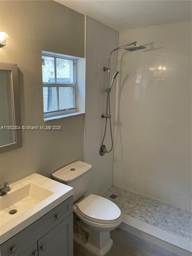 Building Photo - 880 NW 123rd Ct