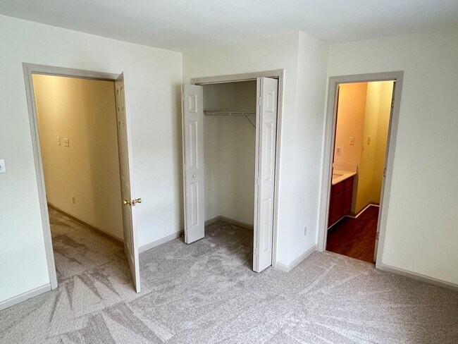 Building Photo - Refreshed 2 Bed Townhome in South Charlott...