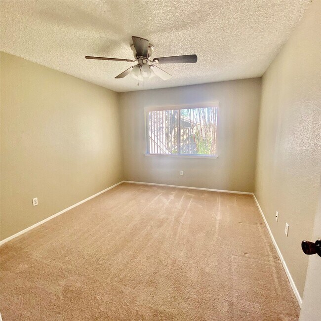 Building Photo - 11643 Southlake Dr