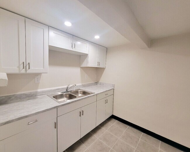 Building Photo - 805 S Logan Ave