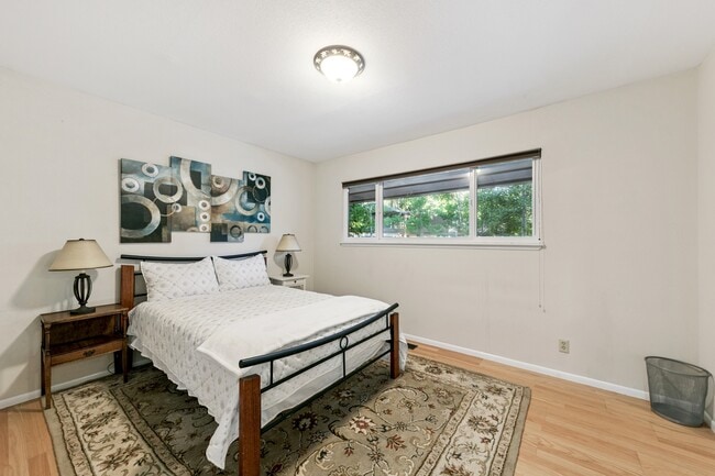 Building Photo - 275 Paiute Dr