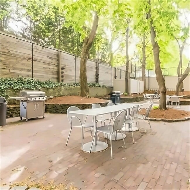 Building Photo - 77 Pond Ave