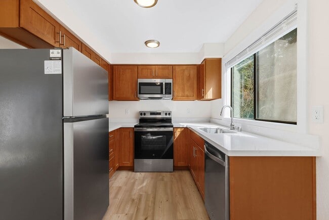 Building Photo - Newly updated 2 Bedroom 2 Bathroom Condo Near Downtown Kirkland- 1 free month!