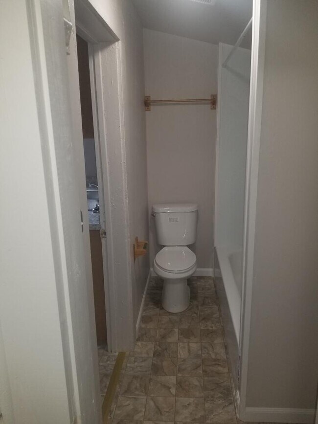 Building Photo - 655 Singleton Ct