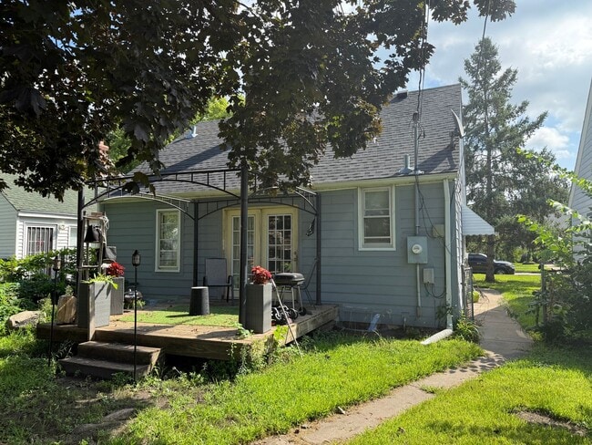 Building Photo - Spacious 3 bedroom 2 bathroom single famil...
