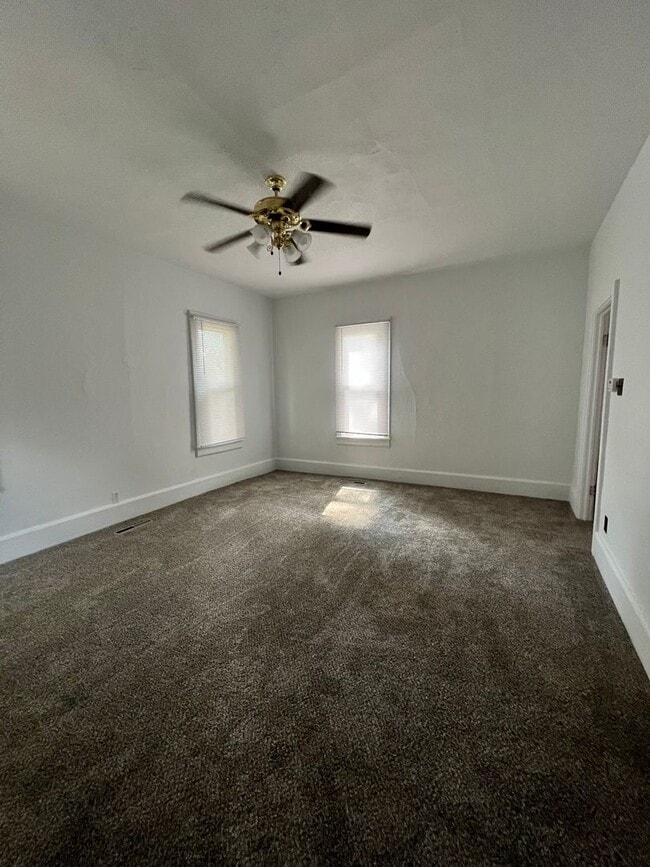 Building Photo - Cozy Cottage Like Property