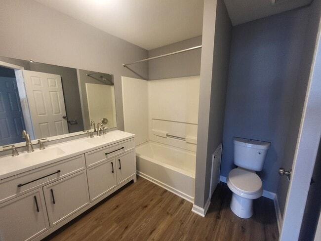 Building Photo - Wellington Woods II - 3BR/2.5BA End-Unit T...