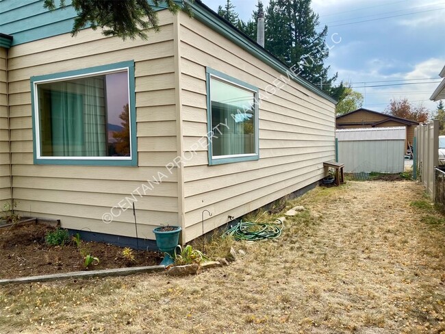 Building Photo - Spacious Two Bedroom Home on the Flats!