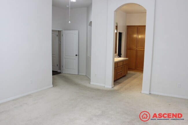 Building Photo - Spacious 4 Bed / 2 Bath Home with Pool & Fireplace in Northwest Bakersfield (93312)