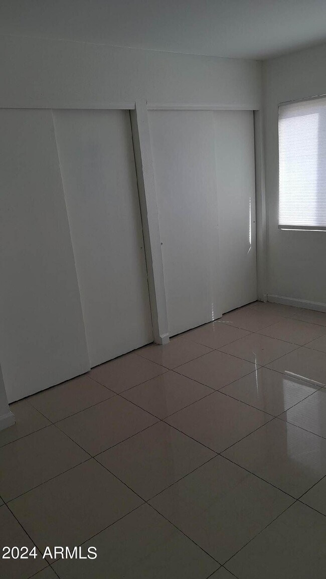 Building Photo - 3529 E Palm Ln