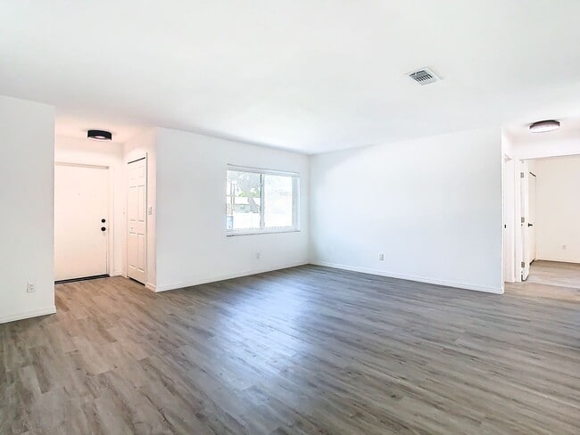 Building Photo - Stunning Rental Pool House in South St. Pe...