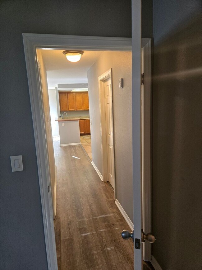 Building Photo - 2 Bedroom 1 Bathroom Condo