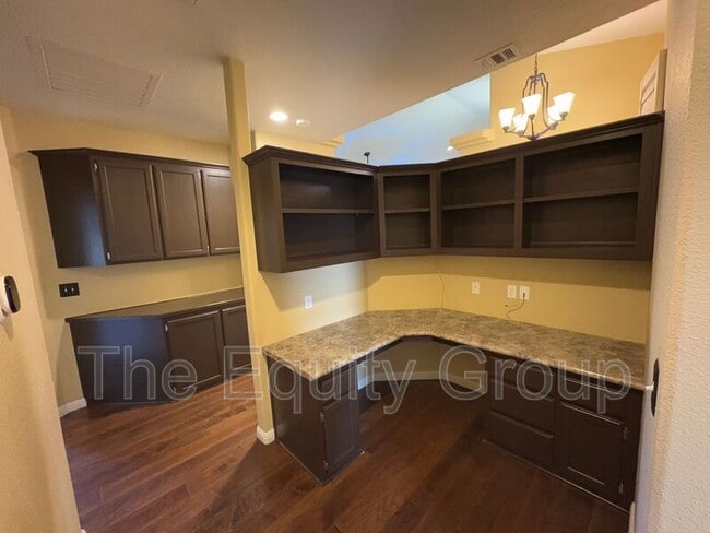 Building Photo - 2650 W Oakridge Ave