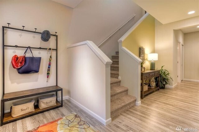 Building Photo - Beautiful 6BD/3BA home nestled in desirable Rainer Ridge neighborhood