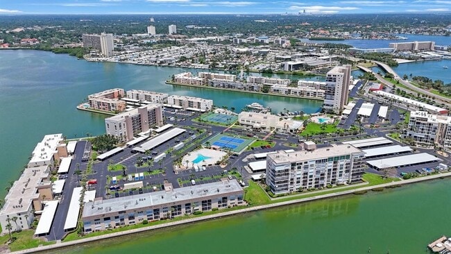 Building Photo - 7400 Sun Island Dr S