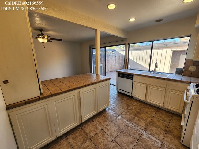 Building Photo - San Dimas 3 Bedroom Townhouse