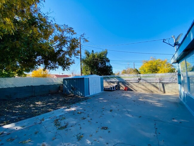 Building Photo - 4/2 Home with a backyard!