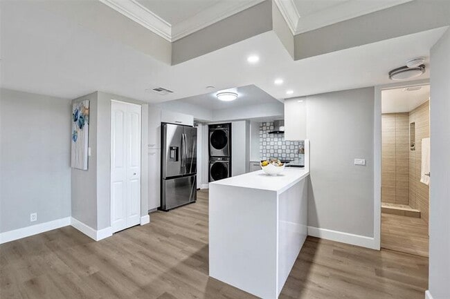 Building Photo - 3200 Port Royale Dr N