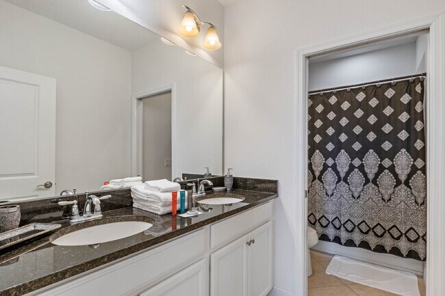 Building Photo - Welcome home to this gorgeous 4 bed 4 bath pool home!