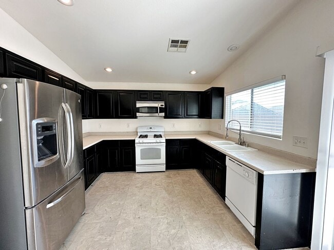 Building Photo - SINGLE STORY HOME WITH CASITA IN GATED COMMUNITY