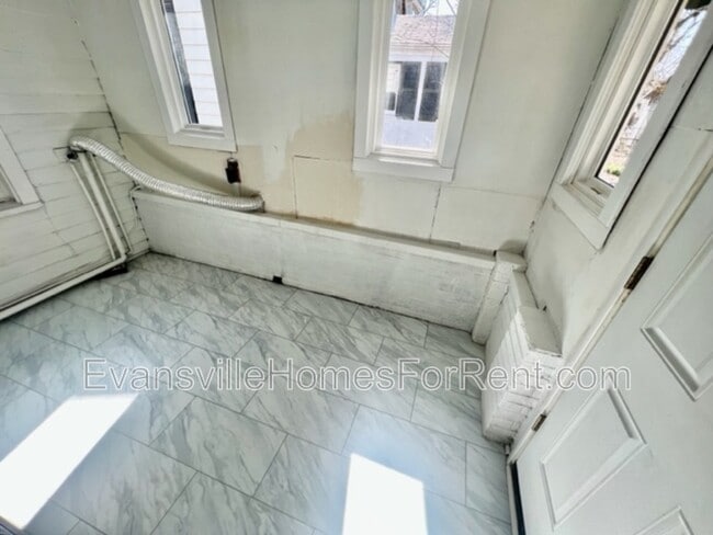 Building Photo - 515 S Grand Ave