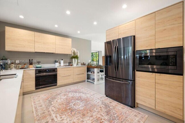 Building Photo - 151 NE 43rd St