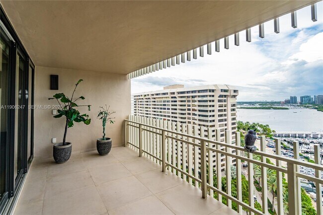 Building Photo - 3 Grove Isle Dr