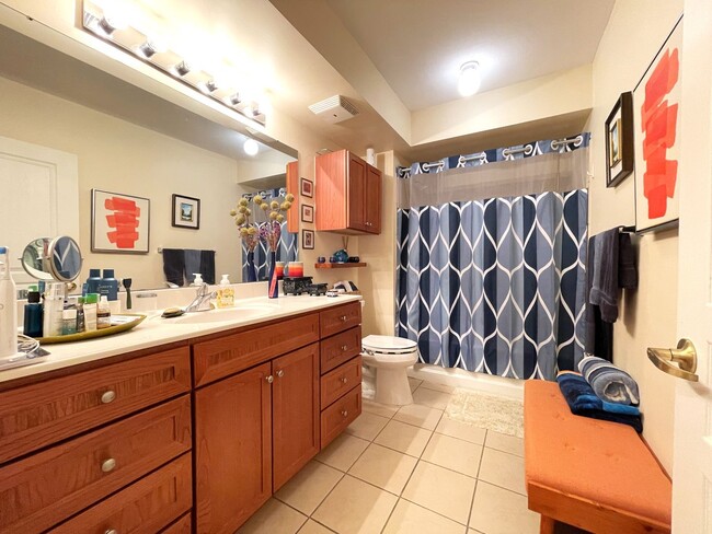 Building Photo - Luxurious living in Penn Quarter