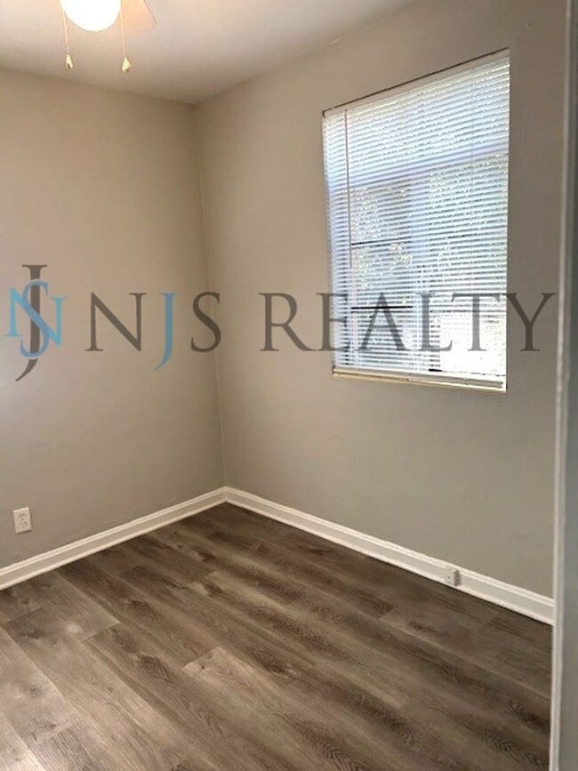 Building Photo - BEAUTIFULLY UPDATED 3/1 889sq ft home. with upgraded kitchen & bath & covered parking!!