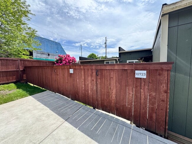 Building Photo - Charming 2 Bedroom Duplex - Granite Counters, Plank Flooring, Fully Fenced, Storage Shed!