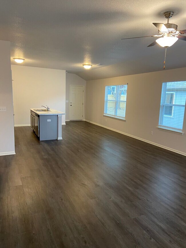 Building Photo - DON’T WAIT — PRE-LEASING NOW! 3 Bed + 2 Bath Home in Oak Wood