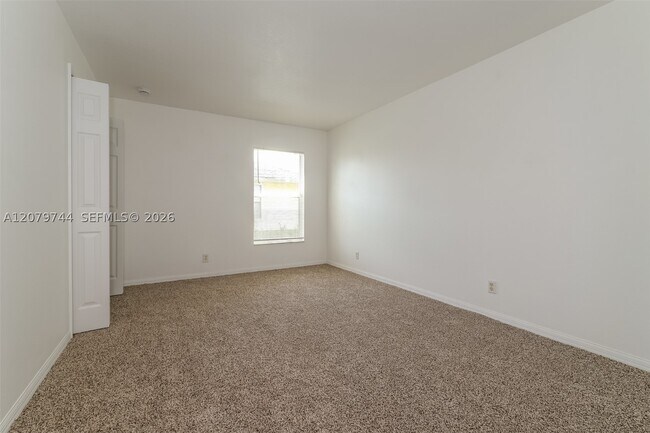 Building Photo - 2831 SE Hutchings Ave