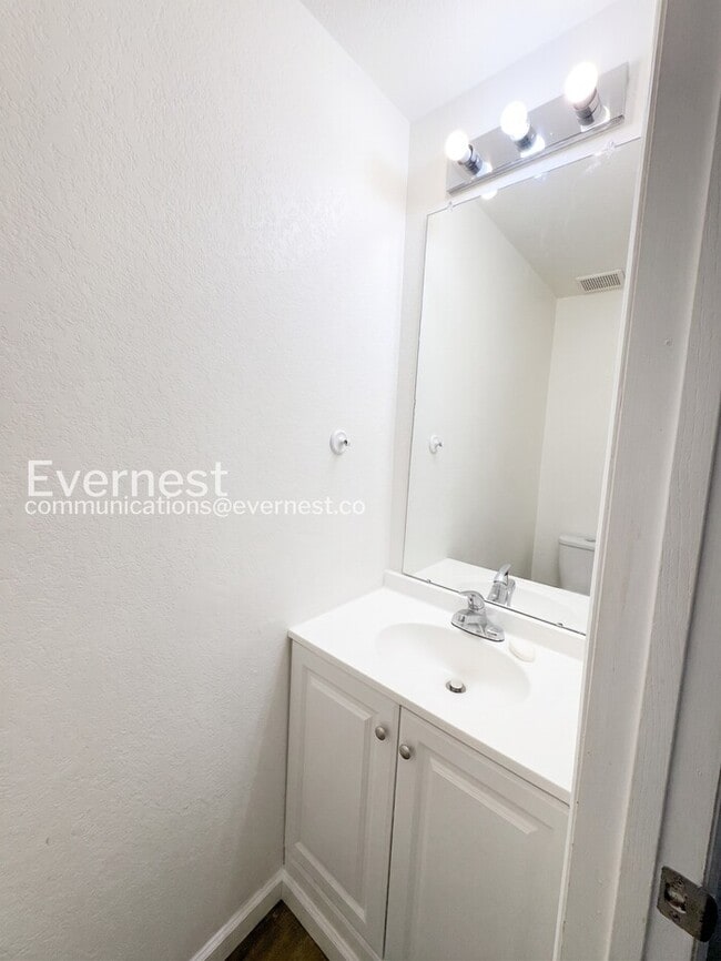 Building Photo - 3 Bed/2.5 Bath Townhome with Fenced Yard / Available Now!