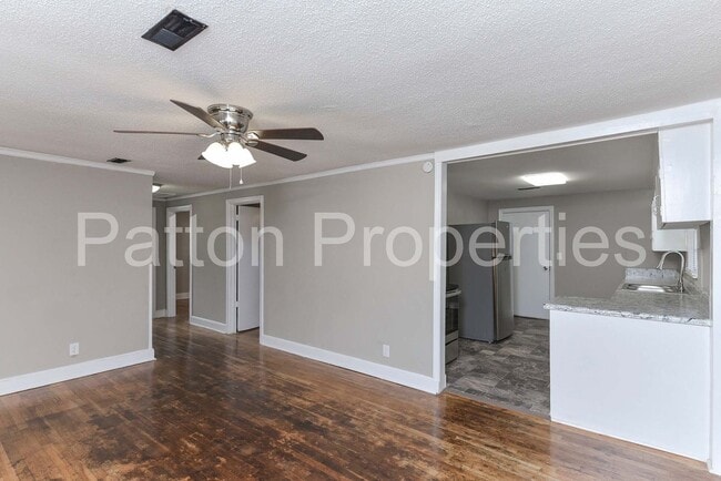 Building Photo - Belmont Home