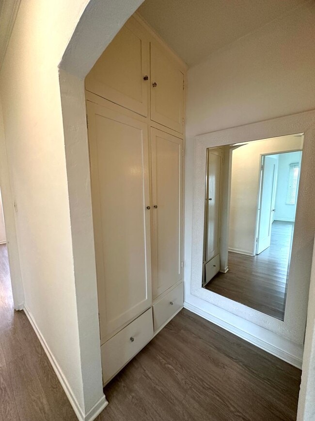 Building Photo - Vintage Style 1+1 - New Kitchen Appliances, Plank Floors, Balcony, pet friendly