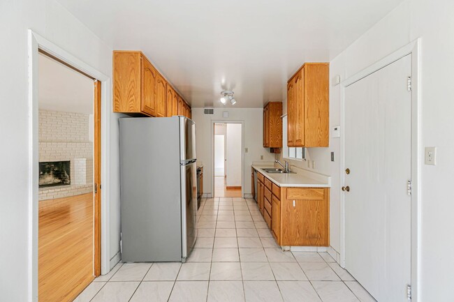 Building Photo - Classic Ranch Style Home in Top School Dis...