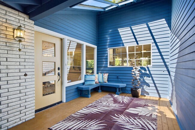 Building Photo - Pet-Friendly Rambler with Modern Updates and Great Layout