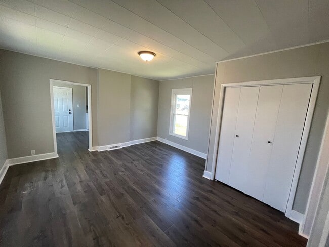 Building Photo - 4 bedroom home ready now!